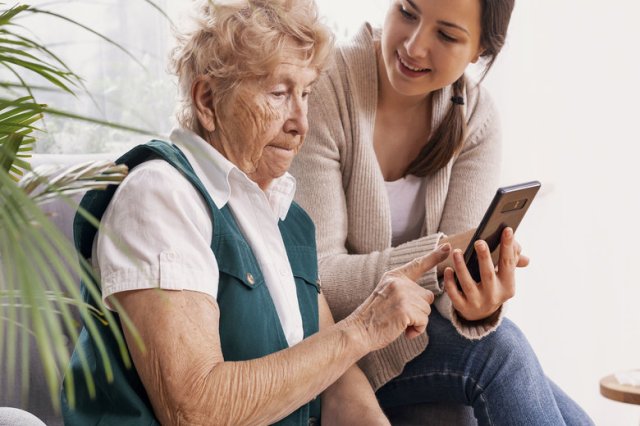 rsz_senior-looking-at-messages
