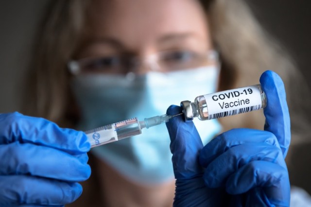 coronavirus-vaccine-in-doctor-hands-picture-id1285653618