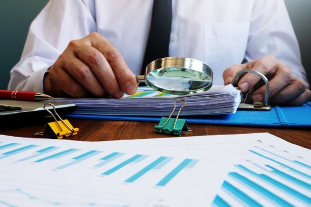 auditor-makes-internal-audit-of-company-and-checks-financial-report-picture-id1216178370