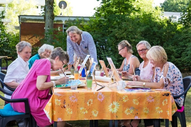the-artist-giving-lessons-to-senior-women-picture-id1080547296