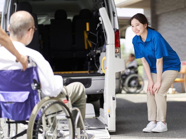 A caregiver who picks up and picks up the elderly in a long-term care taxi